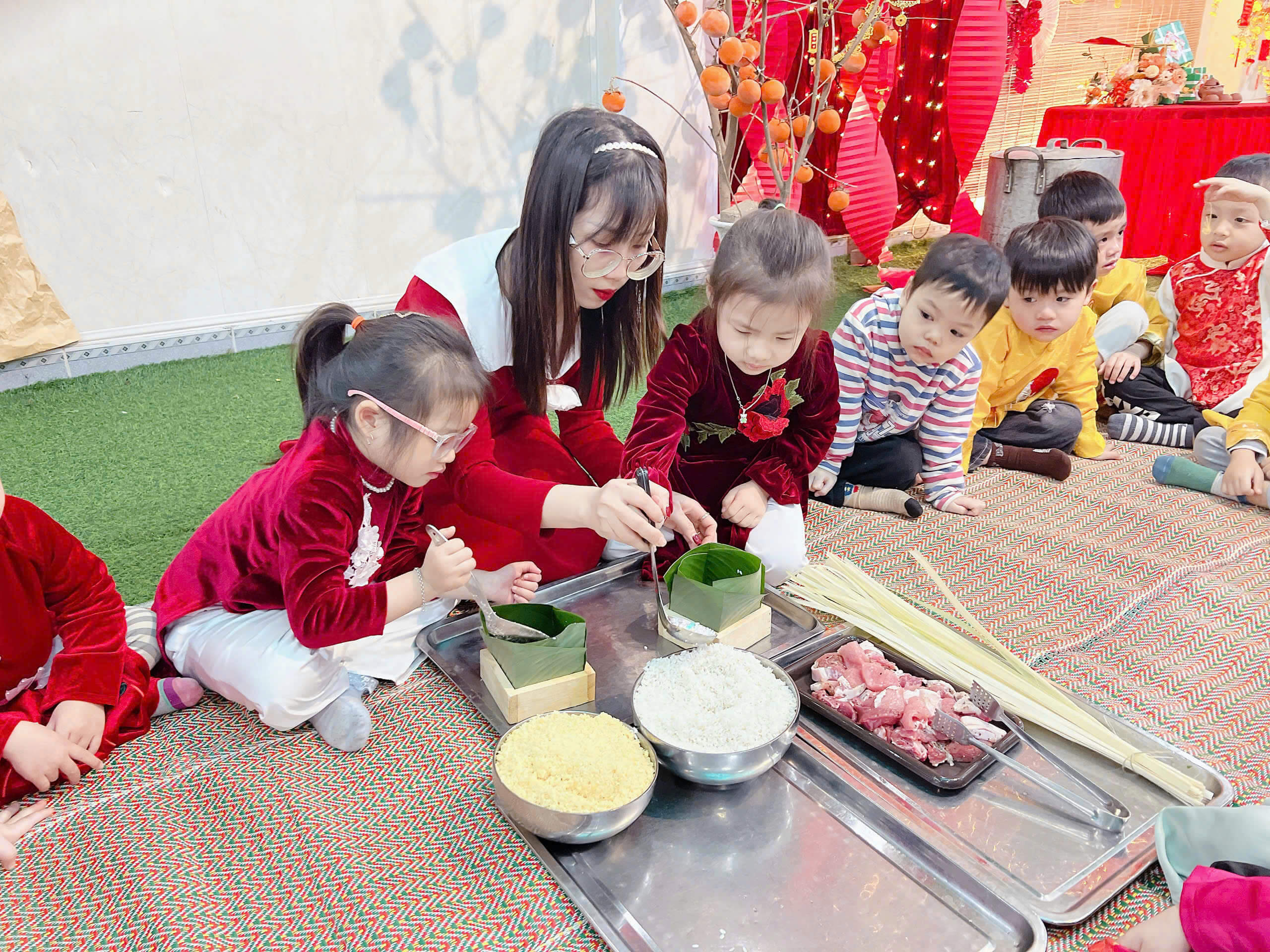 cô giáo hướng dẫn các con các bước làm bánh Chưng