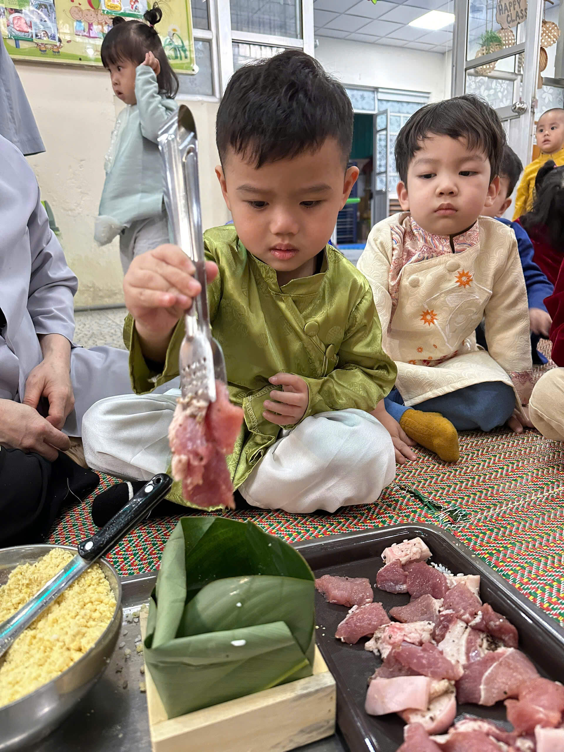 Các con được tự tay làm dưới sự hướng dẫn của Sr và Cô