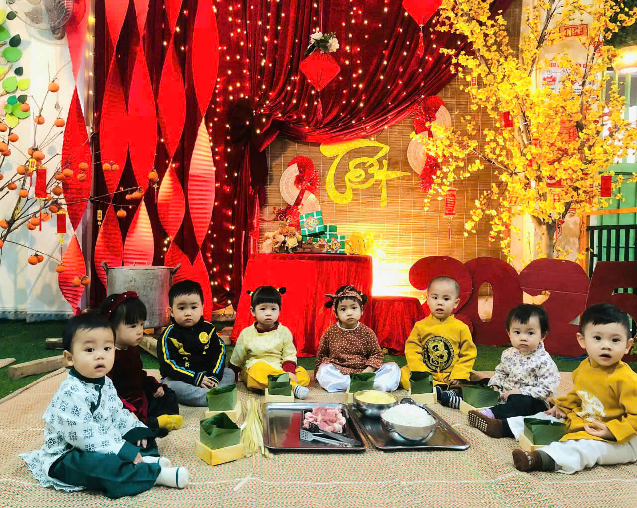 Các bé nhà trẻ tham gia gói bánh chưng 